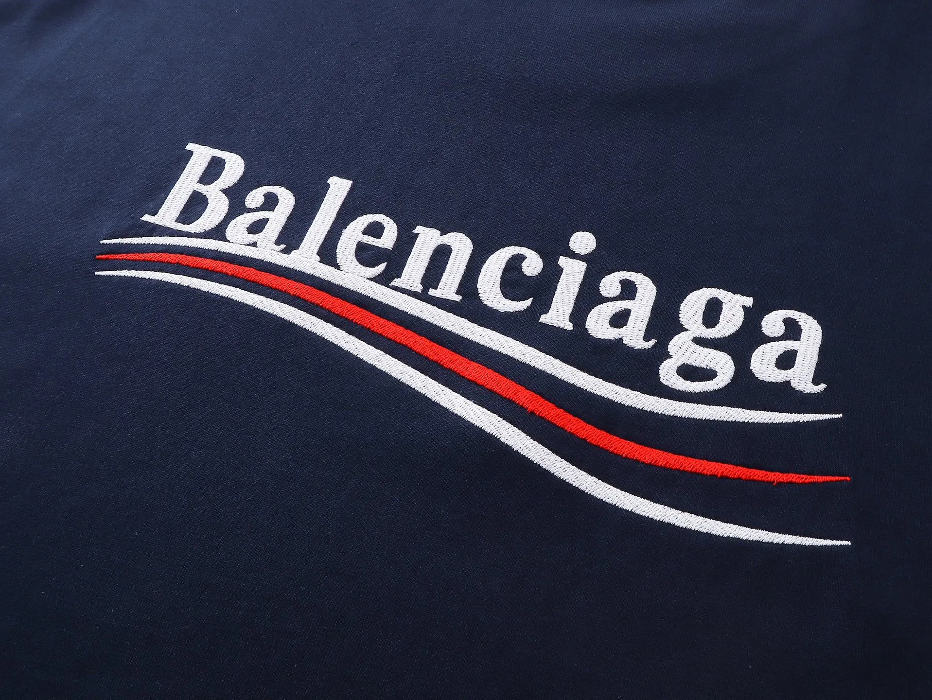 【 . Quality】BALENCI*GA/SS 25New Arrival 。 Classic LOGO ， T # SS 25 New Arrival。 ， 。 。 ZP 。 260 ， . ， 。 。 。 . 。 OS . Same Style ：BL 253709 ：Dark Blue Size：XS S M L